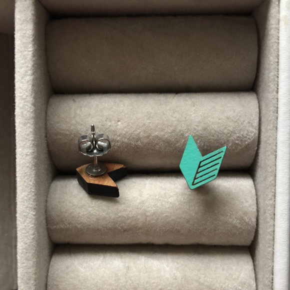 ❤️3/$29 🔰Wood chevron studs - Picture 3 of 4